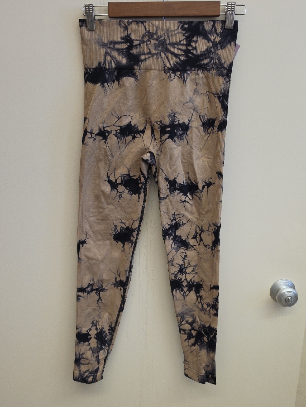 Tie-Dye High-Waist Leggings in Tan and Black